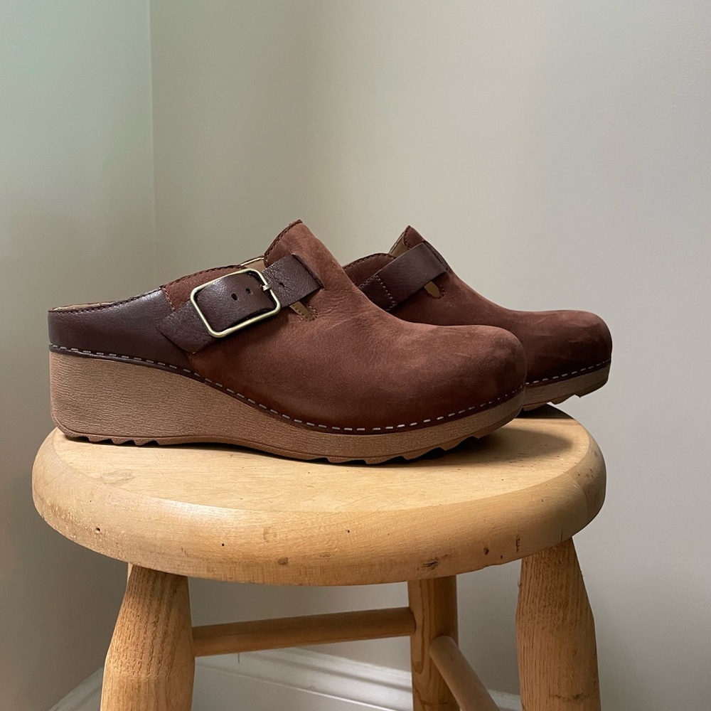 Beautiful and comfy Dansko unbuck leather clog, never worn